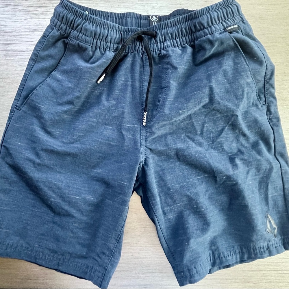 Boys Volcom shorts in navy blue. Size small 8y